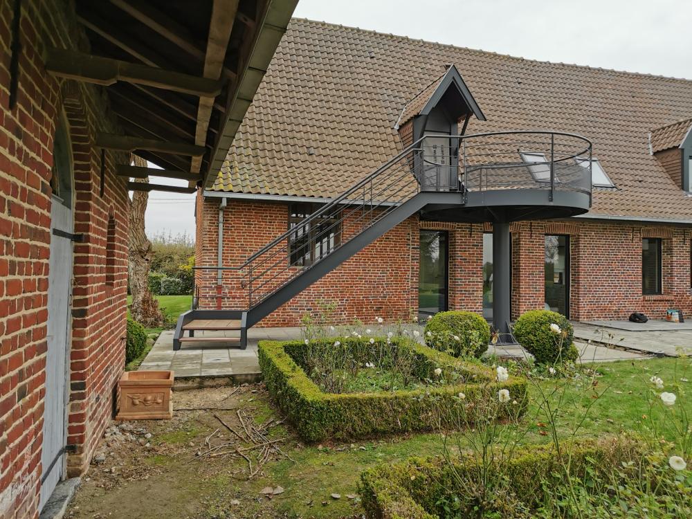 Escalier extérieur et terrasse